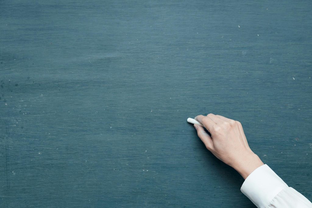 Komunikacija kitaip: Vaikų psichologinės traumos santykis su mūsų švietimo sistema